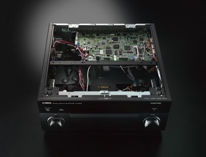 Yamaha CX-A5100 titano namų kino žemųjų dažnių stiprintuvas, priekinis vidinis vaizdas, spausdintinės plokštės, elektroniniai komponentai, laidai