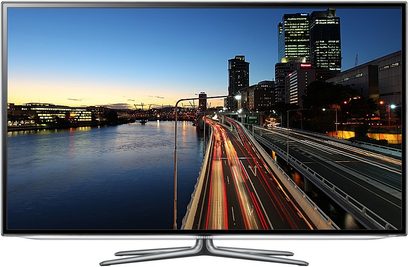Televizor Samsung UE46ES6530 zobrazující noční pohled na město s budovami, železničními kolejemi a automobilovým provozem
