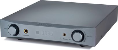 Nuprime Alita sølvfarvet audio DAC-konverter, set forfra, LED-display "0008", knapper og jackstik på forsiden