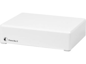 Pro-Ject Phono Box E fehér phono előerősítő, fényes fehér, téglalap alakú ház, felülnézetből, jobb elölnézeti 3/4 nézet