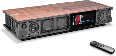 Бездротова підключена акустична система Cambridge Audio EVO ONE, вид спереду, дерев'яне оздоблення, центральний екран, чорний пульт дистанційного керування перед системою