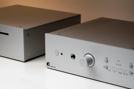Hi-fi-förstärkare Pro-Ject MaiA DS3 silver, front i borstad aluminium med stor central knapp och uttag på framsidan