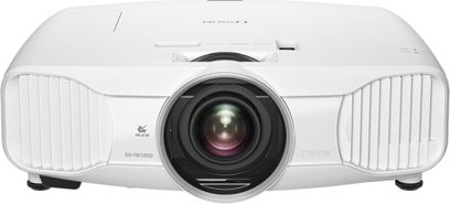 Epson EH-TW7200 hvid videoprojektor, set forfra, centreret sort objektiv, sidehullede ventilationsgitre