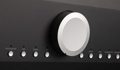 Musical Fidelity M6PRE sort præforstærker, frontvisning, sølvfarvede drejeknapper, stor hvid cirkulær knap