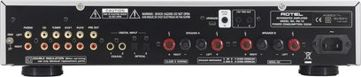Hi-fi integreret forstærker Rotel RA-12 sølv, bagside, tæt centreret visning af stik og kontroller