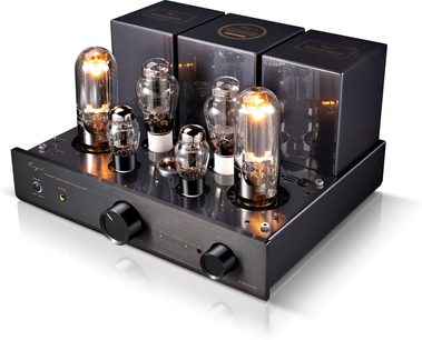 Cayin CS-845A Reference melns integrētais stereo lampu pastiprinātājs, matēta melna metāla korpuss, trīs ceturtdaļas priekšpuses skats, priekšējais panelis ar divām lielām apaļām pogām un divām austiņu ligzdām, augšpusē vairākas kvēlojošas stikla lampas un trīs kubveida transformatoru vāki