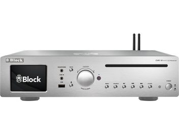 Sølvfarget alt-i-ett high-fidelity-system Block CVR-10 i børstet aluminium, sett forfra, med svart skjerm til venstre, sentral dreieknapp, CD-spor til høyre, en rad med små knapper og to synlige antenner bak