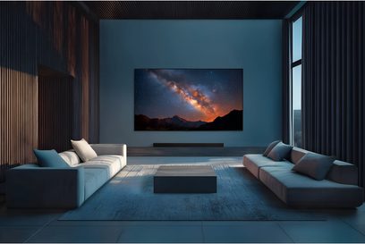 Televisore Samsung TQ77S95H a schermo piatto da parete, vista frontale, immagine di cielo stellato in un soggiorno contemporaneo