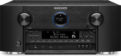 Marantz AV7702mkII sort hjemmebiografsforstærker, set forfra, blå skærm, knapper og stik på forsiden