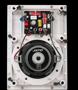 Zapuštěný reproduktor Jamo IW606FG, pohled zepředu, odstraněný kryt odhalující reproduktory a vnitřní elektronické součásti