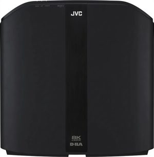 JVC DLA-NZ800 schwarzer Projektor, Draufsicht, vertikales Rechteckformat, weißes "JVC"-Logo auf der Vorderseite