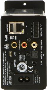 NAD CI 720 V2 siyah stereo hi-fi amplifikatör, arka bağlantı noktalarının yakın çekim ön görünümü, USB, RCA ve terminal bağlantı noktalarıyla