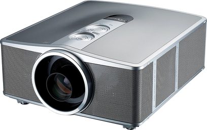 Optoma EP783L videoprojektør i gråsølv, set fra en trekvart forvinkel, med linsen til venstre og højttalergitteret til højre