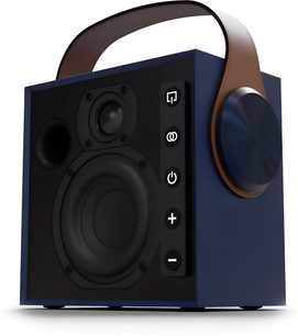 Bärbar Bluetooth-högtalare Morel Biggie midnattsblå, kubformad plastkåpa i midnattsblått med svart frontpanel som rymmer woofer, diskant, basreflex och vertikala knappar, stor blåmetallisk ratt på sidan och böjd handtag i brunt läder, sedd snett framifrån höger