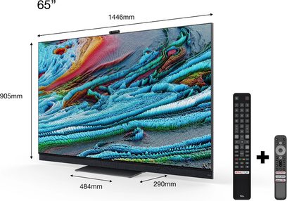 TCL 65X925 65-tommer tv, der viser et abstrakt, farverigt billede med bølgende blå og røde mønstre, med en fjernbetjening