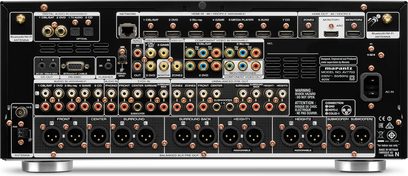 Marantz AV7703 sort forstærker til hjemmebio, set forfra, med mange lyd/video-stik på bagsiden, display og knapper på forsiden