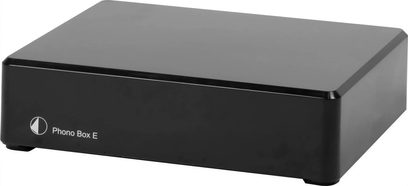 Przedwzmacniacz gramofonowy Pro-Ject Phono Box E czarny, błyszczące czarne prostokątne obudowa, widok z lekkim ujęciem z góry