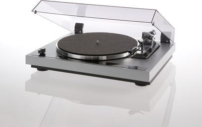 Thorens TD 170-1 sidabrinės spalvos vinilinė plokštelių grojimo sistema, įžambri viršutinė nuotrauka, matinis juodas padėklas, nuskaitymo galvutė, skaidrus apsauginis dangtis nuo dulkių