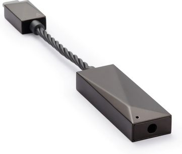 Bærbar Astell&Kern PEE51 sort lydkonverter, set ovenfra og fra siden, aflang rektangulær form med snoet kabel