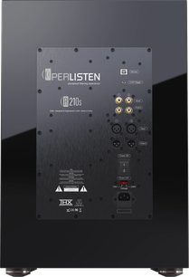 Subwoofer R210s mit rechteckiger schwarzer Rückwand, vergoldeten RCA-Anschlüssen, XLR, Schaltern, Netzanschluss und technischen Beschriftungen