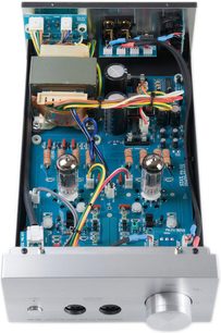 Preamplificador para auriculares STAX SRM-500T, vista interior frontal, circuitos electrónicos y componentes en chasis metálico gris