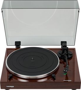 Hi-Fi gramofon TD 202 v ořechovém provedení s podstavcem v dřevěném provedení, černým kruhovým talířem, černým ramenem a průhledným zdviženým krytem