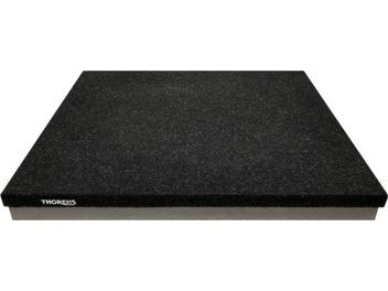 Vinüülplaadimängija Thorens TAB 1600 mustast vahtkummist imendav alusplaat, ülevaatest ruudukujuline