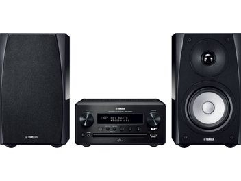 Yamaha MCR-N560 Hi-Fi mini sistema, susidedanti iš centrinio CD grotuvo/radijo, dviejų juodų garsiakalbių ir nuotolinio valdymo pulto, matoma iš priekio baltame fone