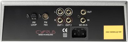 Cyrus FM6 FDV sort tuner med AM-, FM-, OUT 1- og 2-, MC-BUS-stik, 230V-50/60Hz @ 10W indgang og CE-logo
