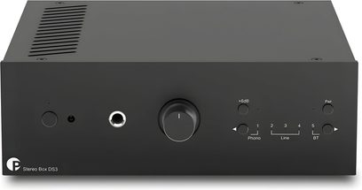 Integrert stereoforsterker Pro-Ject Stereo Box DS3 svart, sett forfra, med stor sentral knapp og minimalistisk frontpanel