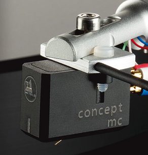 ClearAudio Concept MC vinylpladespiller, set oppefra i nærbillede, aluminiumsarm, sort pickup