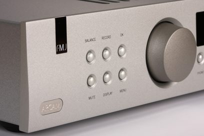 Arcam FMJ-A28 sølvfarvet stereo hi-fi-forstærker, frontvisning af kontrolpanelet med knapper og volumenkontrol