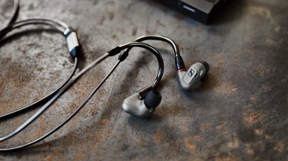 Sennheiser IE 600 siyah kulak içi kulaklık, metal kulaklıklar, örgülü kablo, koyu kahverengi dokulu yüzey üzerinde