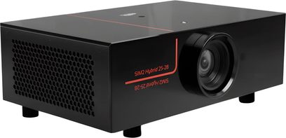 Відеопроєктор SIM2 Hybrid 25-28 глянцевого чорного кольору, вигляд у три чверті, з переднім об’єктивом і бічною решіткою