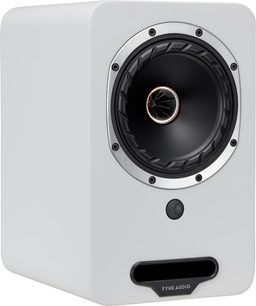 Fyne Audio Cubitt 5 luidspreker in glanzend wit, driekwartaanzicht met zwarte coaxiale luidspreker en frontale basreflexpoort