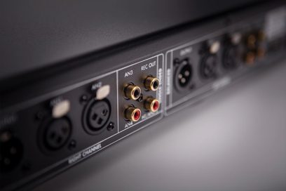 Electrocompaniet EC4.8 MKII stereoforforstærker, tæt bagsigte af de analoge RCA- og XLR-stik