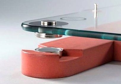 Vibrationsdämpfer Relaxa Tablette 622 aus gehärtetem rotem Glas mit zwei verchromten Metallfüßen, Frontansicht