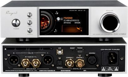 Cayin iDAC-6 MK2 Audio-Konverter aus gebürstetem silbernem Metall mit schwarzem Gehäuse, kombinierte Vorder- und Rückansicht mit zentralem Farbdisplay, großem rundem Wahlschalter rechts, drei übereinander angeordneten Tasten und Netzschalter links sowie XLR-, RCA-, USB-, optischen, koaxialen, AES/EBU-Anschlüssen und IEC-Buchse
