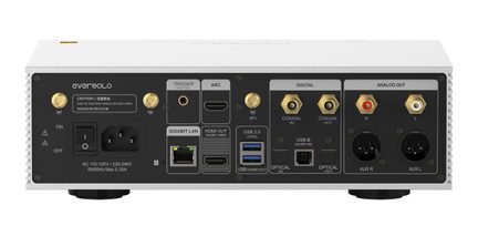 Äänilaitteen takanäkymä, jossa HDMI-, USB-, koaksiaali-, optiset-, XLR-, RCA-, LAN-liitännät, kytkin ja trigger-liitännät