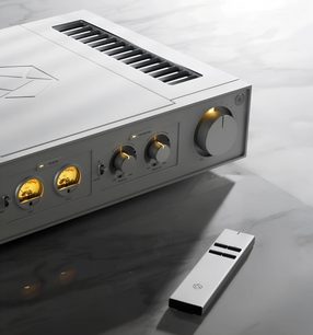 Sølvfarget Rose RA280 integrert stereo hi-fi-forsterker med bakbelyste VU-metre, stor volumknapp og matchende fjernkontroll