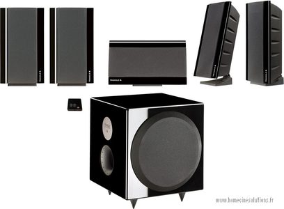 Sæt med kompakte, skinnende sorte Triangle Galaxy 2-højttalere, gulvhøjttalere, boghyldehøjttalere, centerhøjttaler, subwoofer, på hvid baggrund