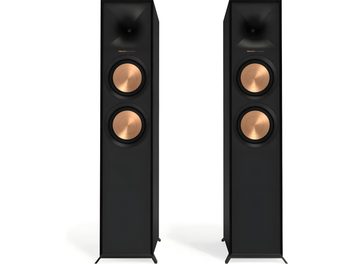Coppia di diffusori da pavimento Klipsch R-605FA viste frontalmente, cabinet rettangolare nero in MDF con tromba tweeter quadrata nera in alto, due woofer circolari color rame allineati verticalmente e piedini sottili inclinati