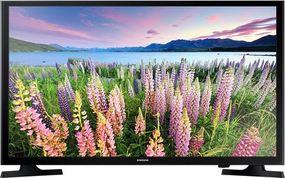 Samsung UE32J5000 TV-skærm, der viser et landskab med en sø omgivet af bjerge og blomstrende lupiner i forgrunden