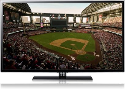 Samsung UE40ES5500-tv, der viser et overfyldt baseballstadion set oppefra fra tribunerne bag home plate