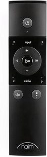 Télécommande Naim Audio Mu-so noire, vue de face, avec boutons et molette de contrôle argentés sur fond noir mat