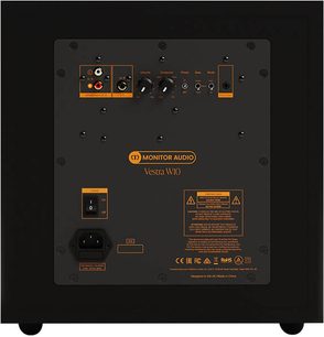 Monitor Audio Vestra W10 Subwoofer in schwarzem Holz, Rückansicht mit verschraubter Metall-Verstärkerplatte, RCA-Anschlüssen, Bedienelementen, Schalter und Netzeingang