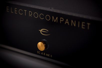 Preamplificatore stereo Electrocompaniet EC 4.8 MK II, primo piano della parte frontale con scritta dorata e manopola rotante