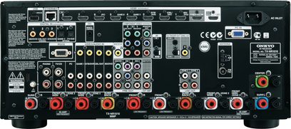 Onkyo TX-NR1010 sort hjemmebiografsforstærker, set forfra, med mange stik og knapper på forsiden, digitalt display i midten