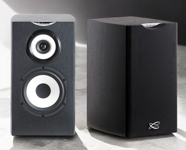 Altavoz de estantería Cabasse Minorca MC40 ébano, vista frontal y de tres cuartos, dos altavoces circulares, acabado en madera