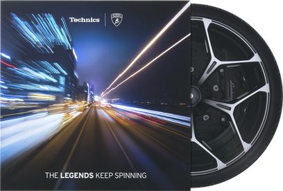 Schallplatte, die mit dem Technics SL-1200M7B in Gelb geliefert wird, Frontalansicht, leicht schräge Kameraeinstellung, Text "THE LEGENDS KEEP SPINNING" unten